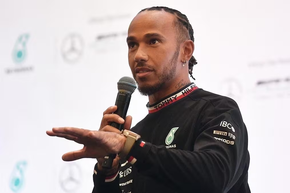 Lewis Hamilton relata abusos racistas sofridos na infância
