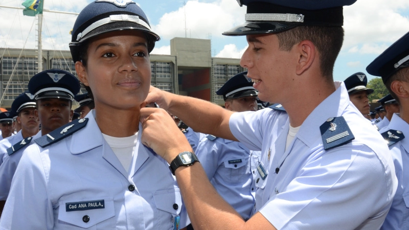 Penteados para cabelos crespos passam a ser aceitos na norma militar da aeronáutica