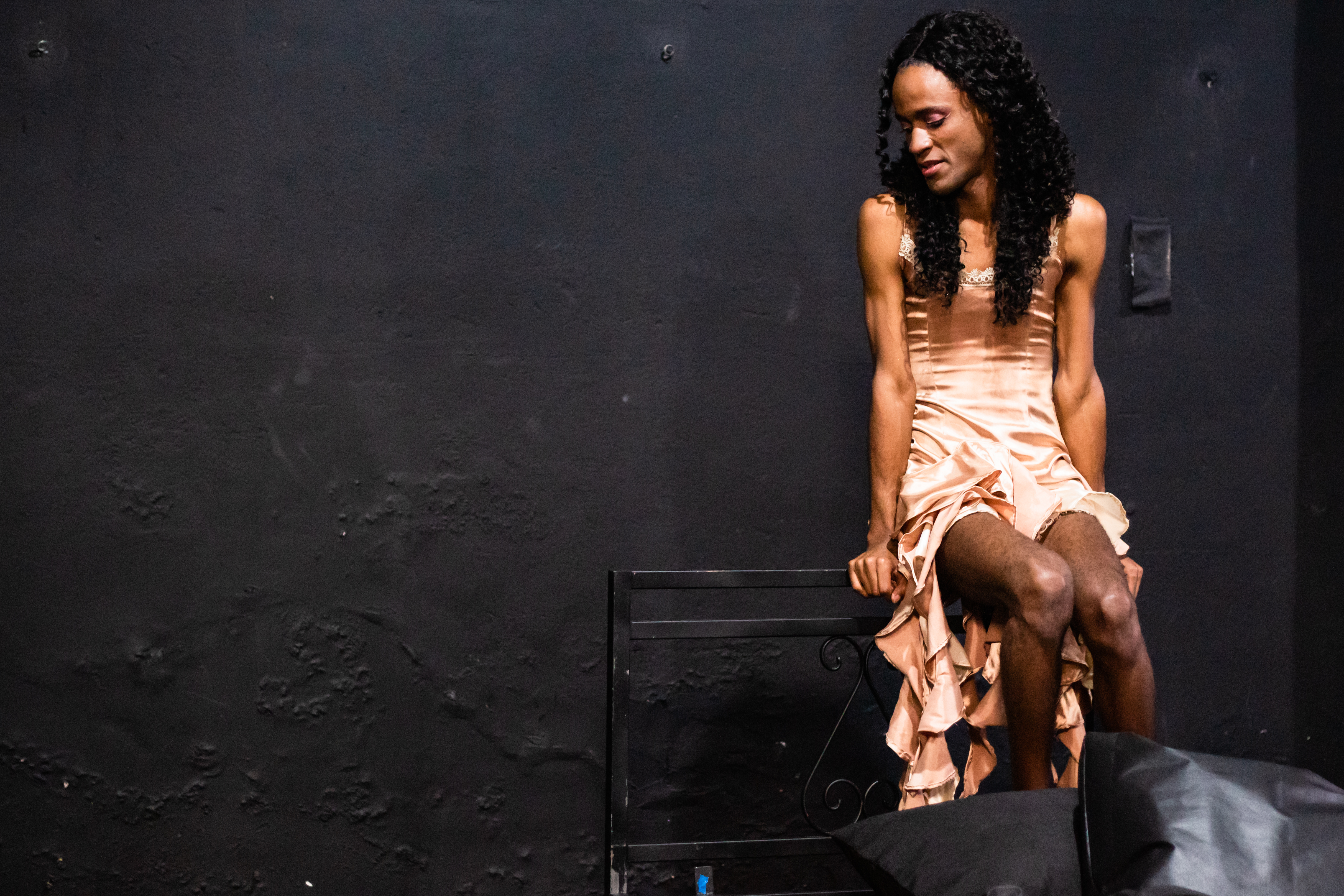 BREVE CIA LEVA POESIA, SONHOS E VALORIZAÇÃO DA COMUNIDADE LGBTQIA+ NEGRA EM TEMPORADA DO ESPETÁCULO “ABISMO