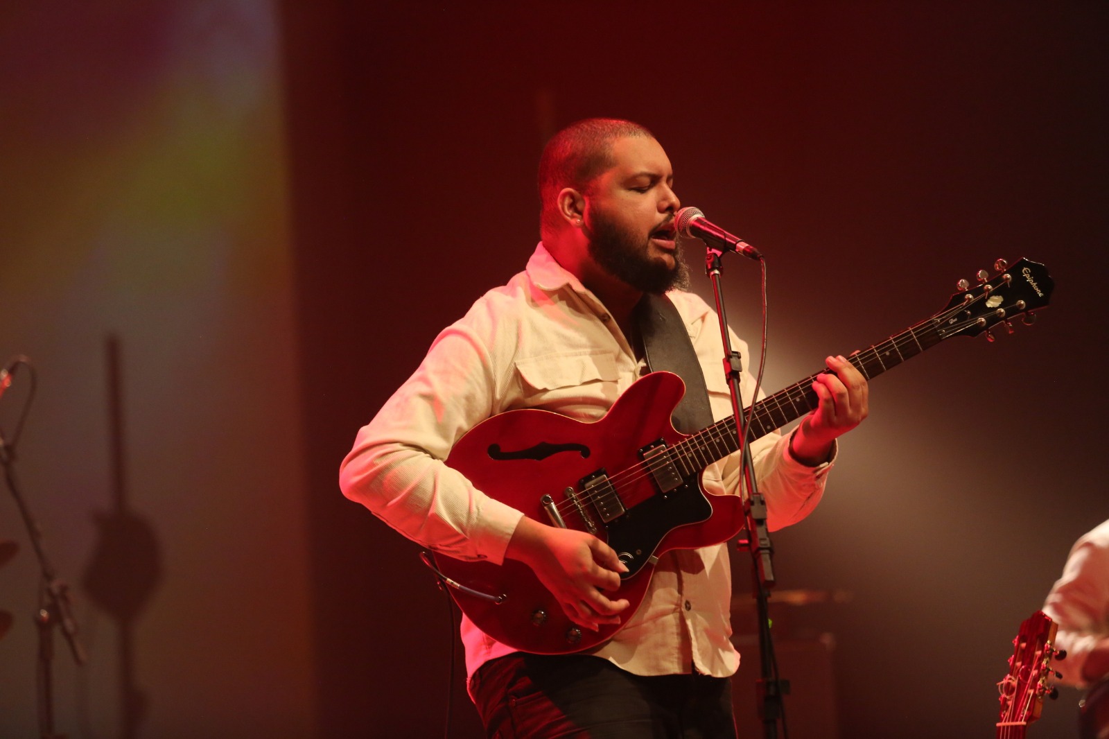 Dan Oliveira faz declaração de amor à música mineira em show no Teatro de Bolso Sesiminas, dia 28 de abril
