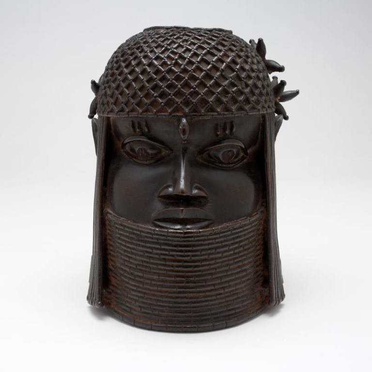 “Bronzes de Benim” roubados no século 19 são devolvidos por museus norte-americanos para a Nigéria