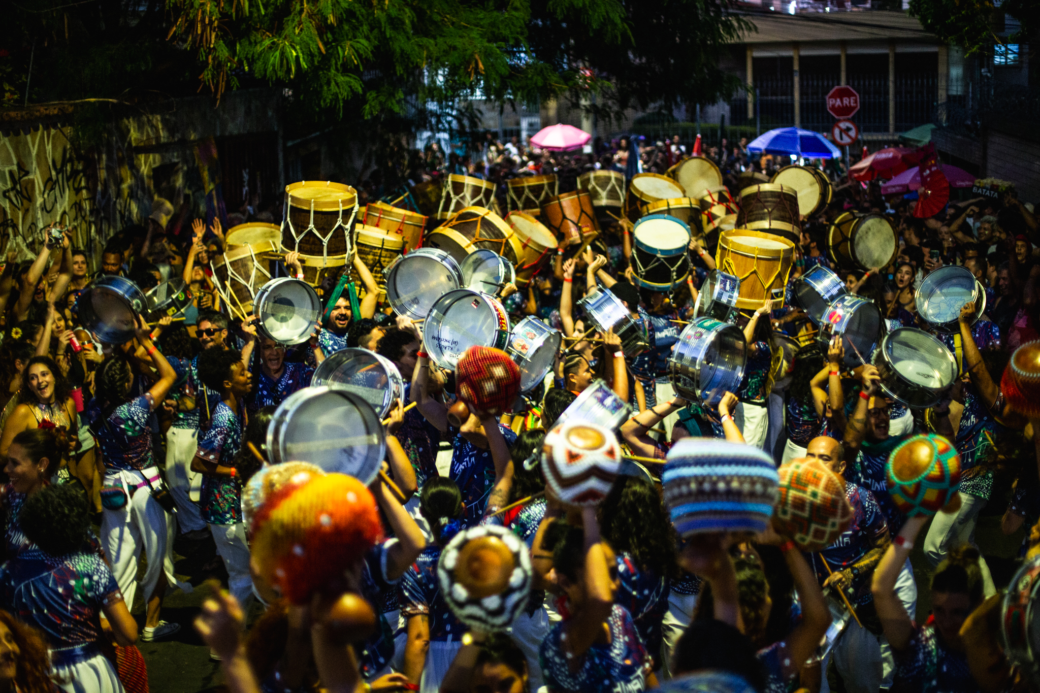 Cortejo do Humaitá homenageia o Afoxé Oyá Alaxé e celebra Oyá no encerramento do Carnaval de Belo Horizonte, dia 22 de fevereiro