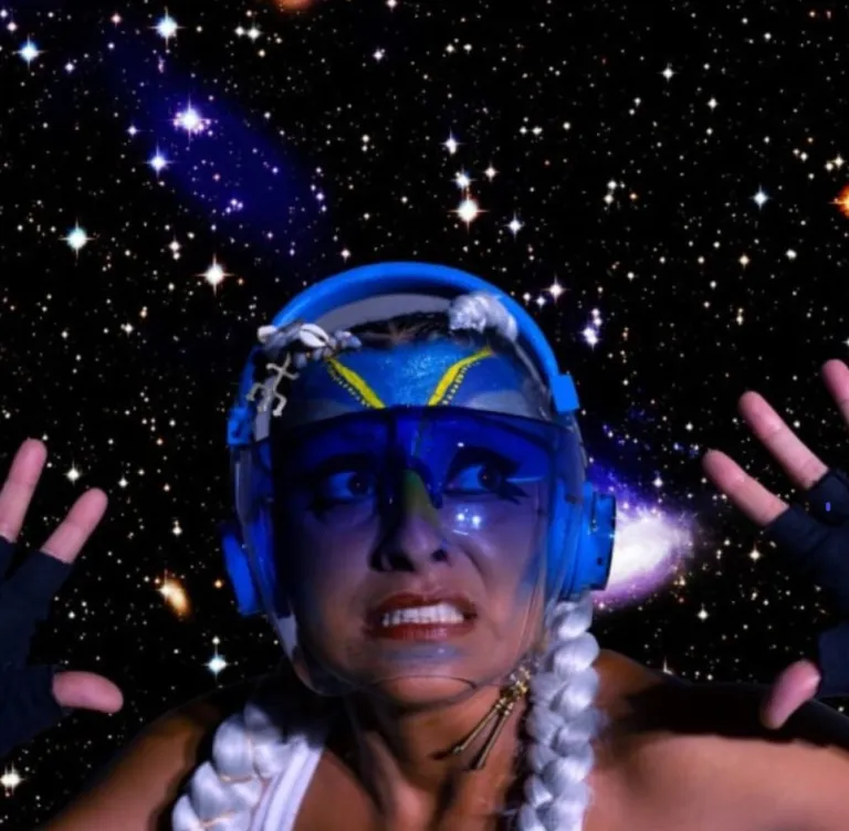 Peça afrofuturista com extraterrestre negra ocupa terreiros de BH