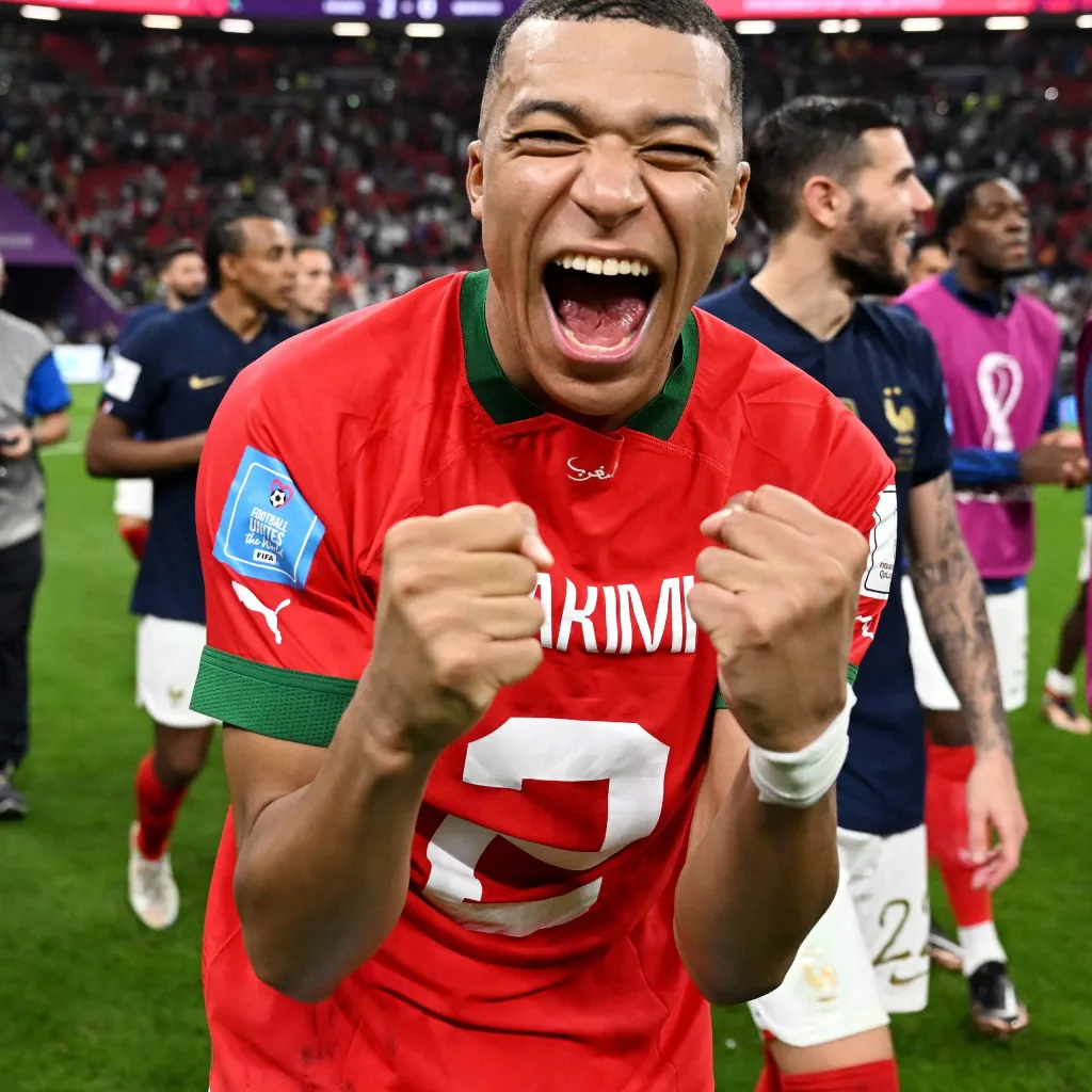 Presidente da França pede desculpas pelo colonialismo e Mbappé veste camisa de Hakimi em semifinal
