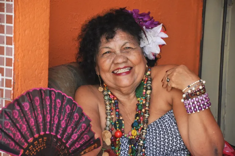 Exposição homenageia a cantora Dona Onete, a rainha do carimbó