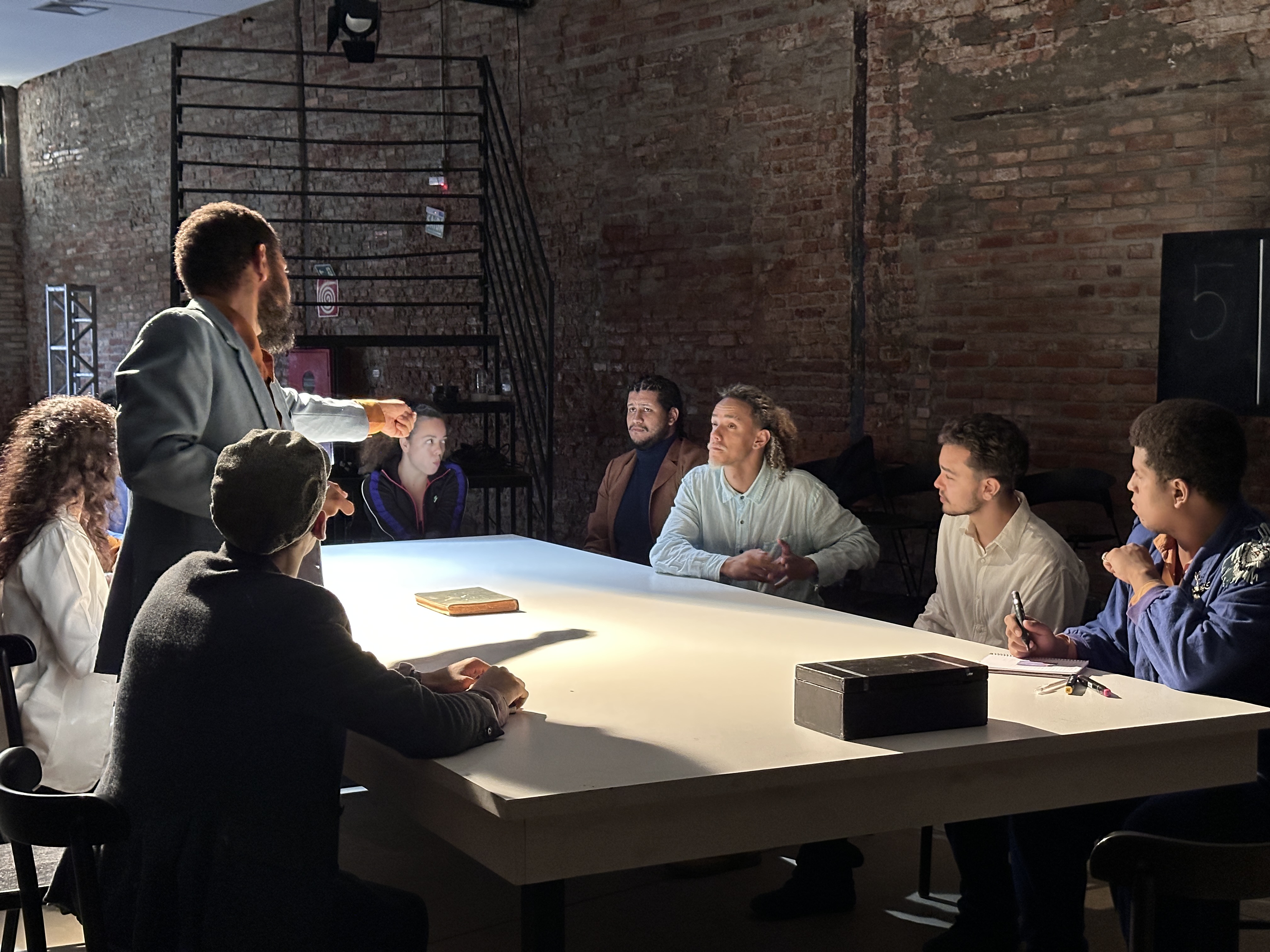 “Doze Homens e Uma Sentença” inspira novo espetáculo dos formandos de Teatro do Cefart, que reflete sobre a força da palavra, as relações de poder e o direito à justiça