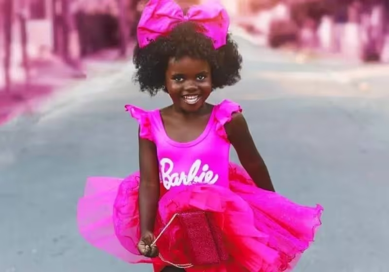 Garotinha preta faz lindo ensaio vestida de Barbie após ser vítima de racismo