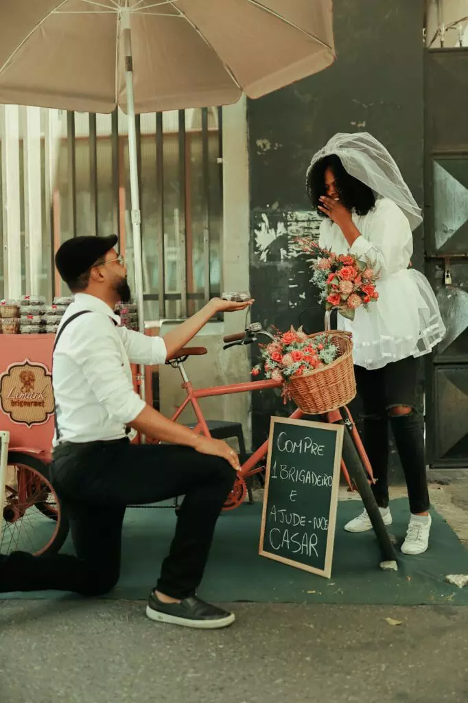 Casal vende doces na Avenida Paulista para custear o casamento: “Fazer uma cerimônia como sempre sonhei