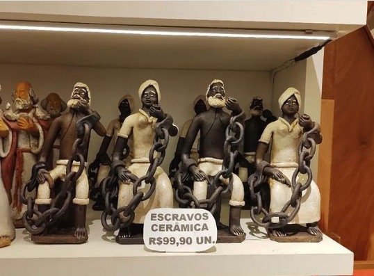 Loja no aeroporto de Salvador coloca “bonequinhos de escravo” à venda
