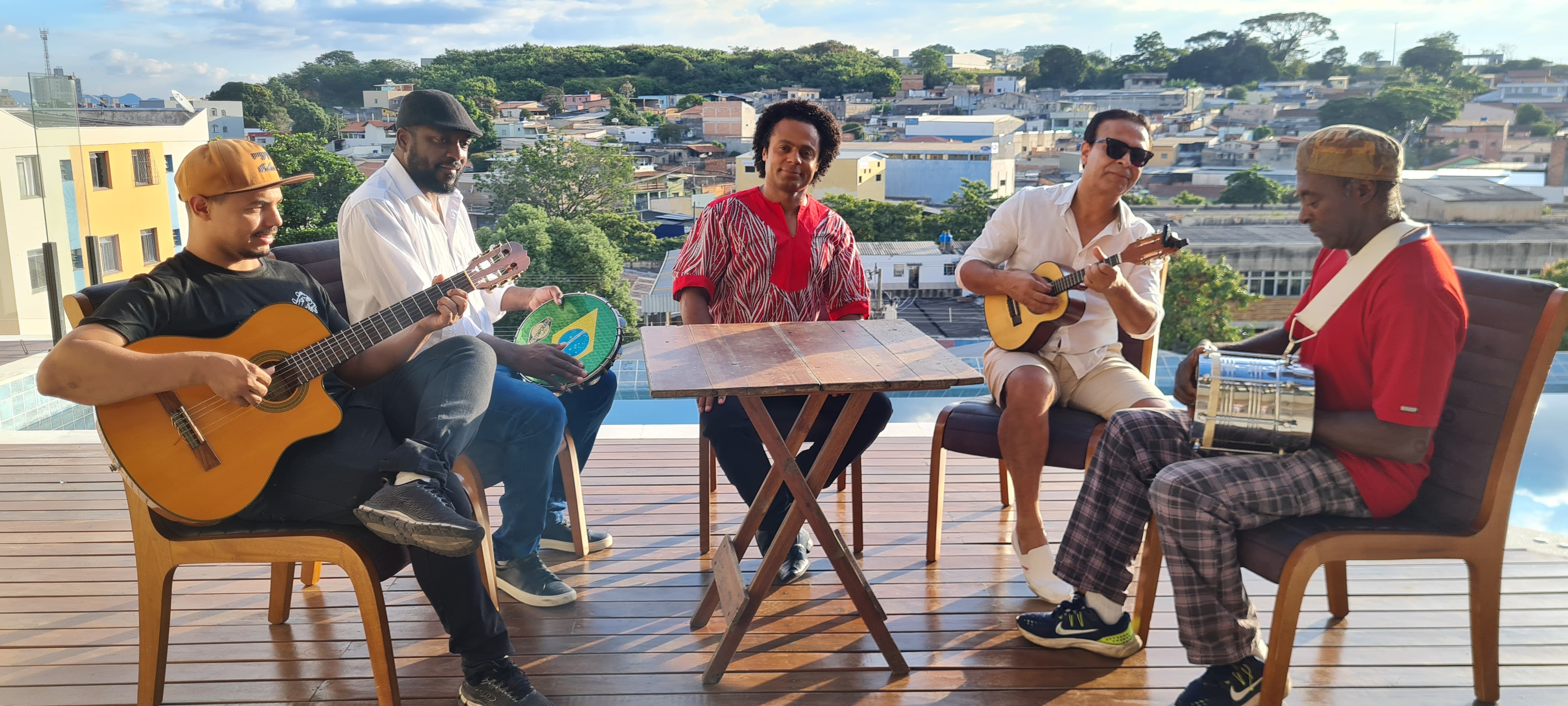 Projeto Canjerê celebra Dia do Samba com show gratuito do Direito de Sambar e DJ Leo Oliveira