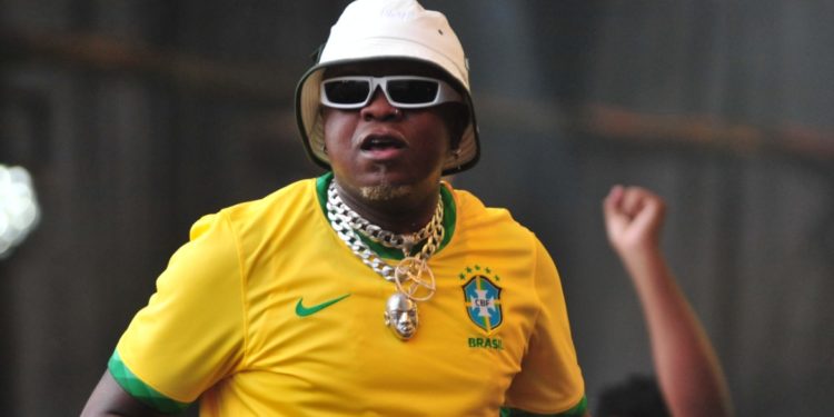 Em show, Djonga pede resgate do orgulho dos brasileiros em vestir camisa da seleção