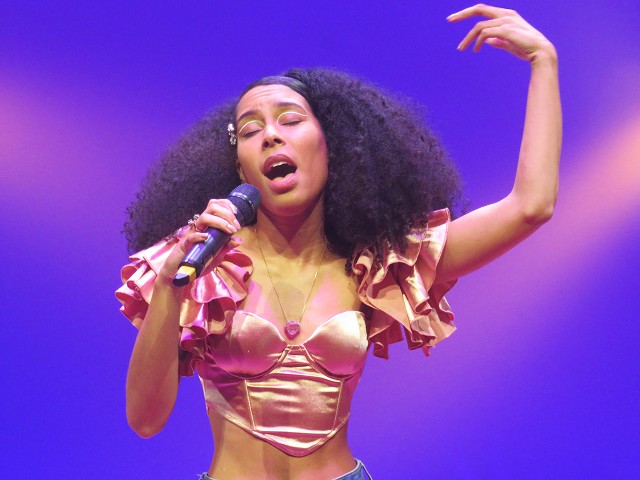 Show Francófono com Laís Lacôrte apresentado canções em francês