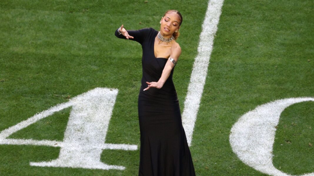Intérprete negra de linguagem de sinais viraliza com apresentação no Super Bowl de Rihanna: “quero trazer empoderamento”