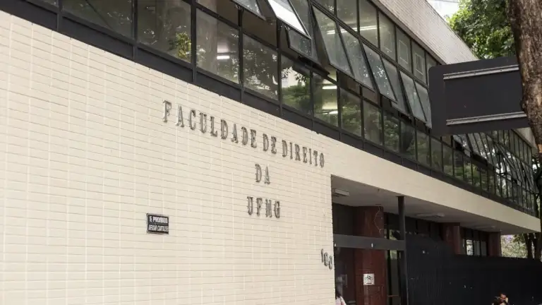 Alunos do direito da UFMG denunciam segregração entre cotistas e não cotistas