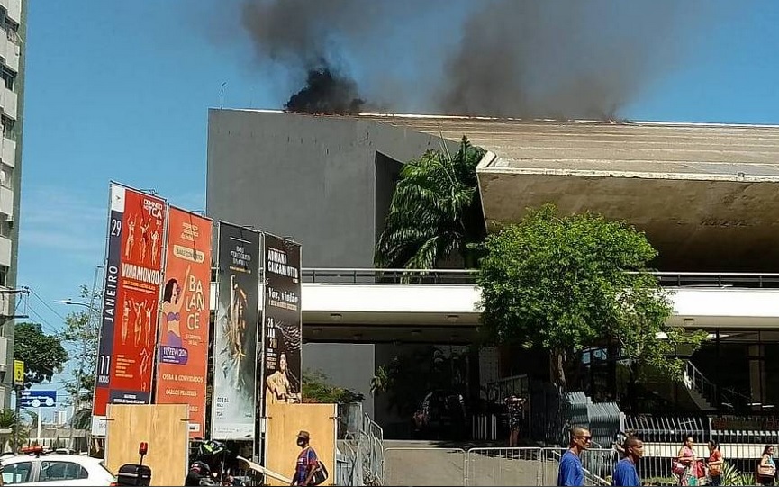 Incêndio atinge Teatro Castro Alves, ícone da cultura de Salvador; causa é investigada