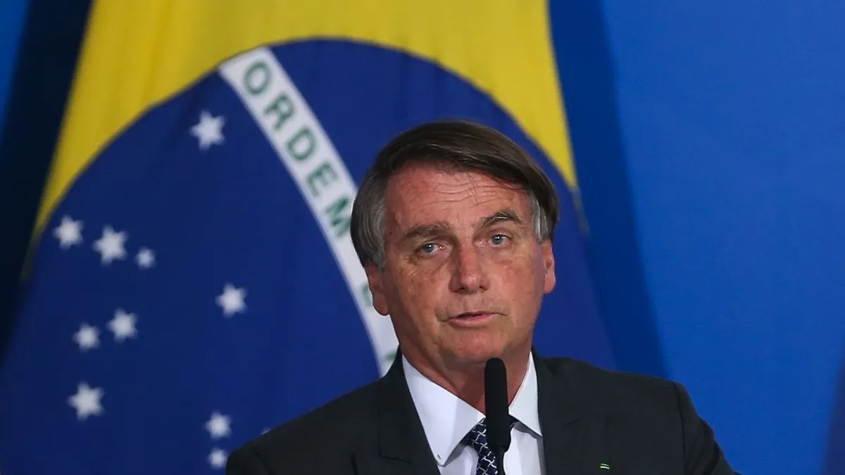 Bolsonaro veta saque do vale-alimentação após 2 meses sem uso do crédito