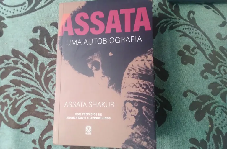 “Assata: Uma Autobiografia” chega ao Brasil livro que conta a história da ativista Assata Shakur