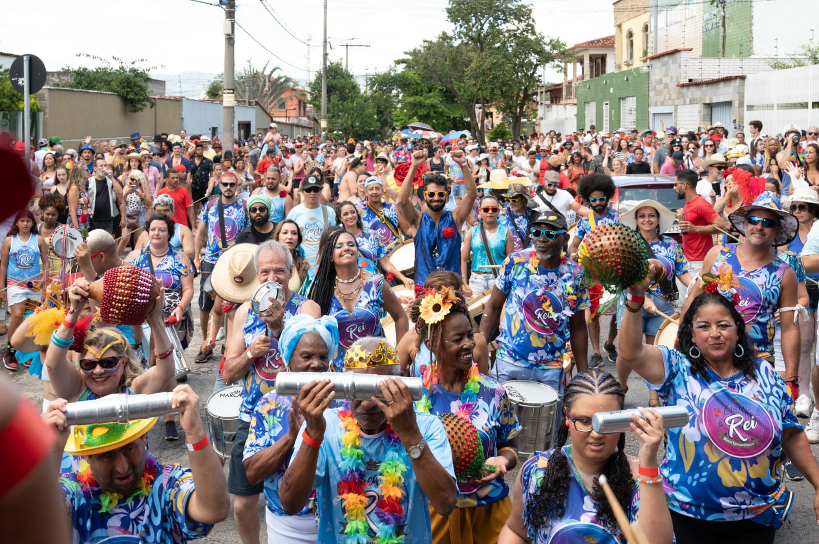 BLOCO CHEGA O REI REALIZA FESTIVAL “CHEGA NA CHUÍ” COM PESSOAS COM DEFICIÊNCIA FÍSICA (PCD) QUE ELE CAPACITOU ARTÍSTICA E TECNICAMENTE POR MEIO DE OFICINAS DE MUSICALIZAÇÃO E PERCUSSÃO