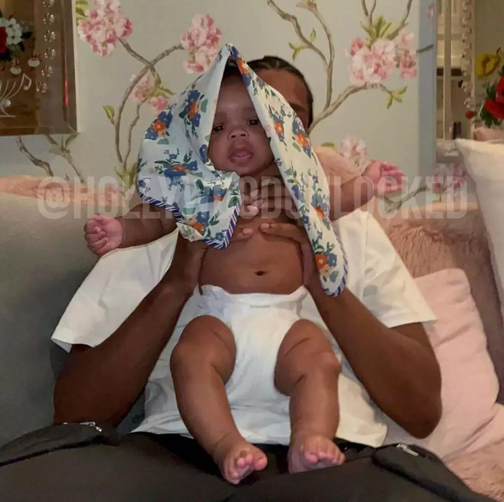 Rihanna escolheu a imprensa negra para publicar primeiras fotos do filho