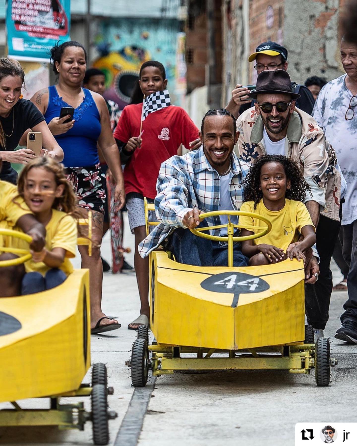 Lewis Hamilton visita Morro da Providência, no Rio