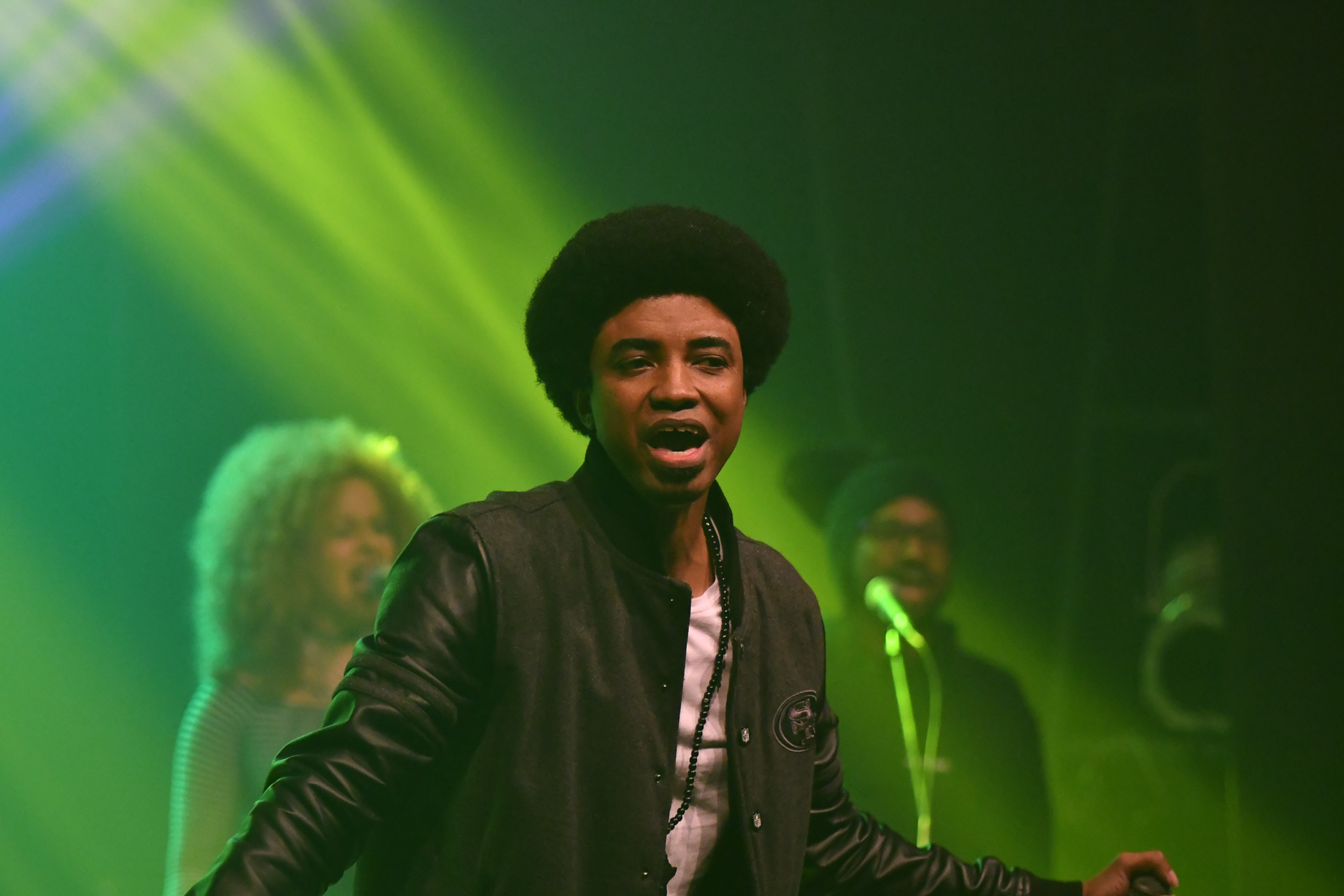 Roger Deff celebra o lançamento do videoclipe da faixa UM MC com show no dia 14 de abril, homenageando o cinqüentenário do Hip Hop