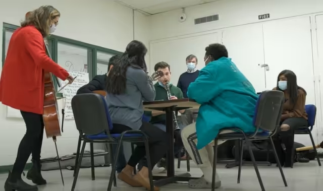 Estudantes de música ensinam detentas a compor canções para os filhos