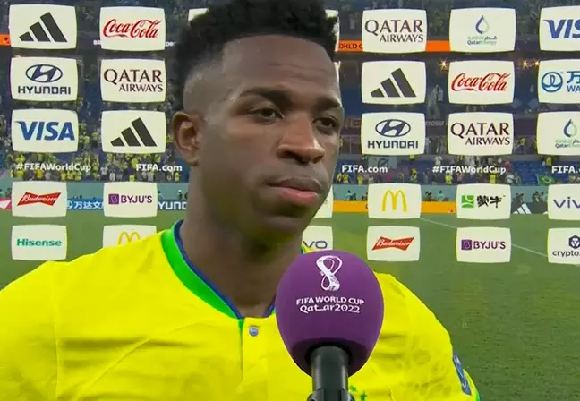 Após vitória, Vini Jr homenageia Pelé e rebate racismo: "Que a gente possa seguir bailando"