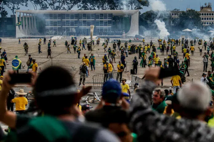 Os inimigos da democracia