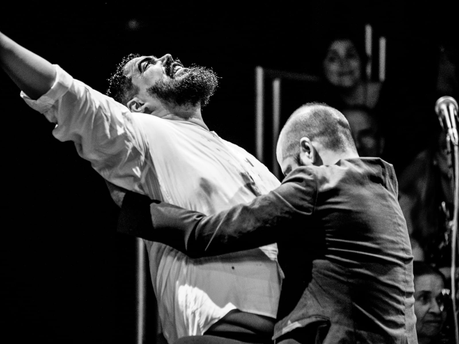 Espetáculo DINAMARCA, do Grupo Magiluth, chega a Belo Horizonte neste final de semana; peça inspirada em Hamlet faz refletir sobre bolhas sociais